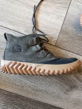 Sorel women’s Olive Green and Black Suede Lace-Up Winter Boot with Gum Sole